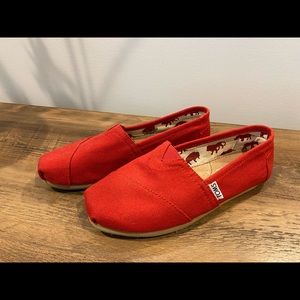 Tom’s Women’s Classic Core Alpargata slip on-Red Canvas